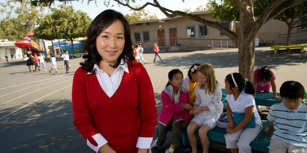 A woman works with young children at an elementary school - ߣߣƵ University