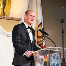 ߣߣƵ Associates Dinner 2024 - president Jim Gash at the podium